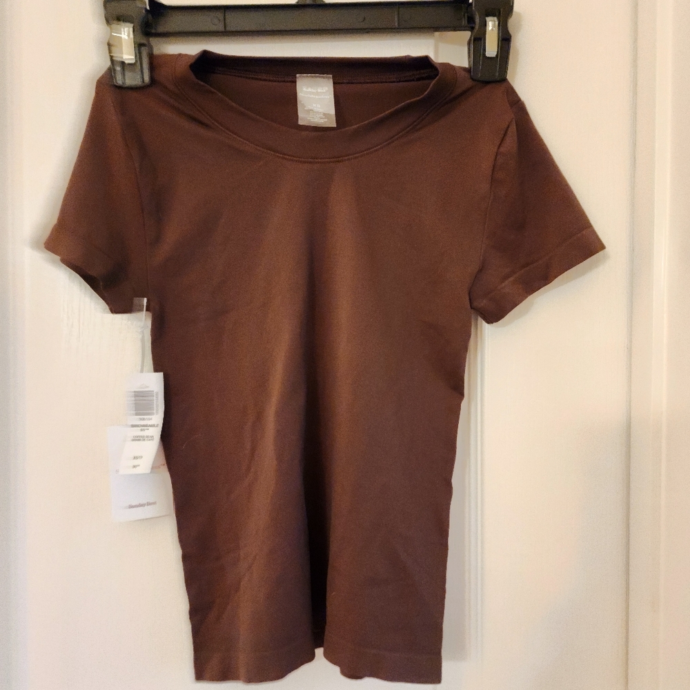 NWT Aritzia Sunday Best smooth seamless willow t-shirtSeamless shortsleeve